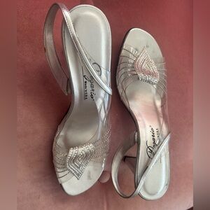 EUC DEZARIO Women's Dressy Silver Sandals